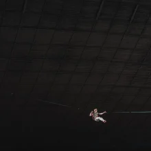 Slackline-esinemine-tartu-laululava-kaare-all-elamusgrupp-1-scaled