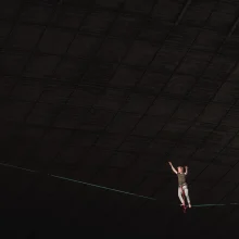 Slackline-esinemine-tartu-laululava-kaare-all-elamusgrupp-3-scaled